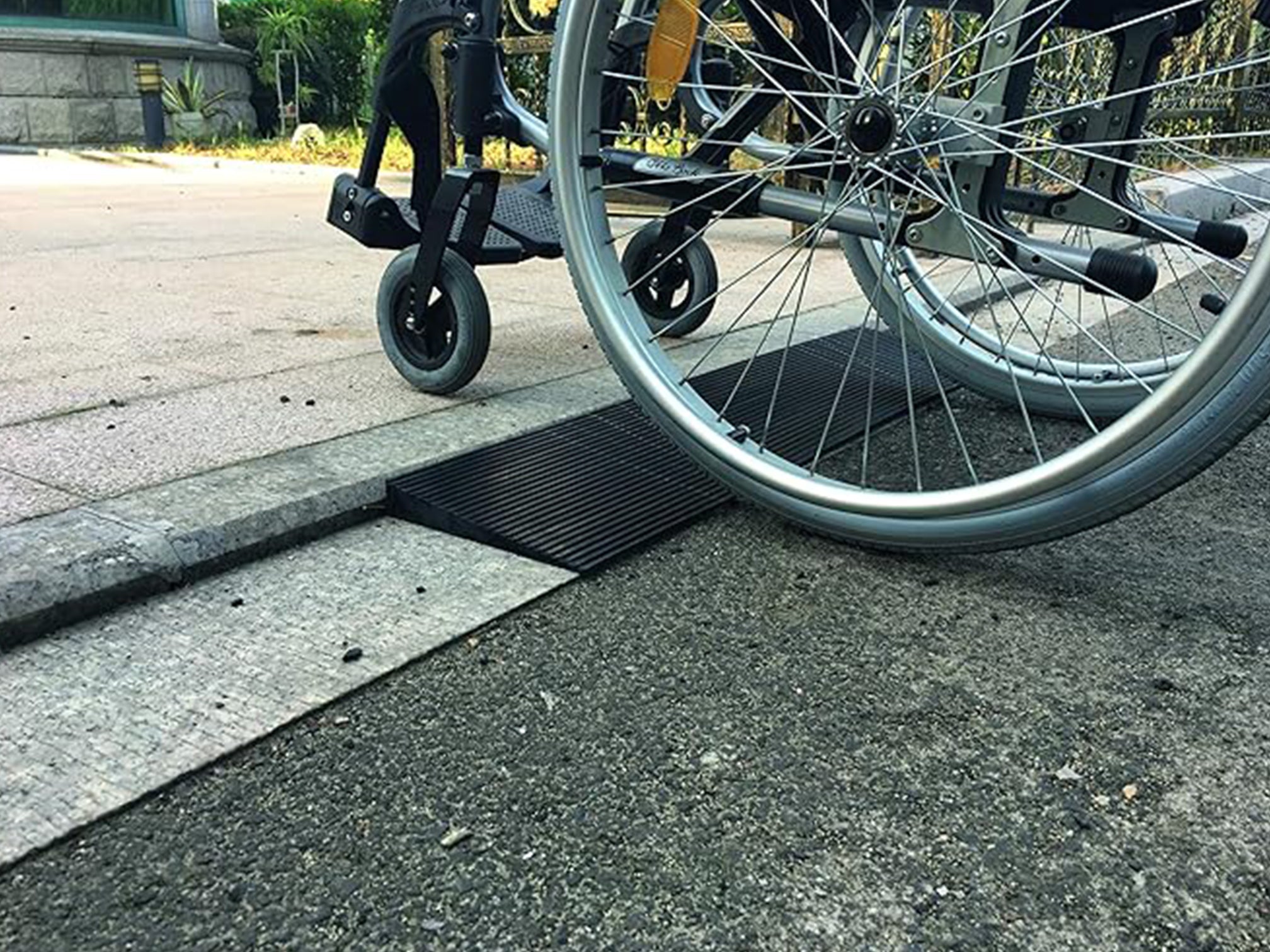 Architectural Barriers - DH-UPS Non-slip Rubber Ramps for Up and Down Access - Wheelchair Ramp Architectural Barriers - DH-UPS Non-slip Rubber Ramps for Up and Down Access - Wheelchair Ramp